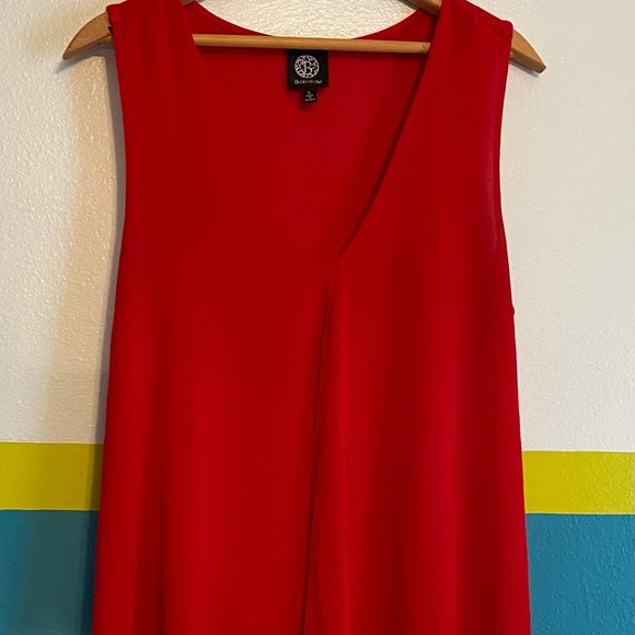 Red V-Neck Sleeveless Top - Picture 2 of 6